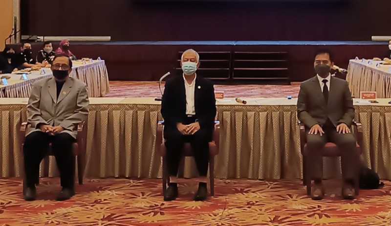 Datuk Sebastian Ting Chiew Yew (centre) and others at the Sarawak Tourism Coordination Committee (STCC) meeting, April 11, 2022. u00e2u20acu201d Borneo Post Online picnn