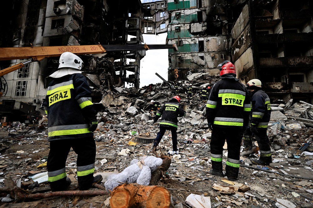 Rescuers search for bodies under the rubble of a building destroyed by Russian shelling, amid Russia's invasion of Ukraine, in Borodyanka, Kyiv region, Ukraine April 11, 2022. u00e2u20acu2022 Reuters pic