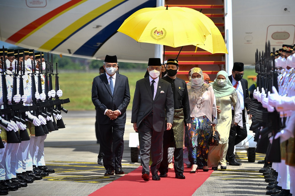 Yang di-Pertuan Agong Al-Sultan Abdullah Ri'ayatuddin Al-Mustafa Billah Shah and Raja Permaisuri Agong Tunku Hajah Azizah Aminah Maimunah Iskandariah arrived at the Melaka International Airport in Batu Berendam at 11.25am. u00e2u20acu2022 Bernama pic