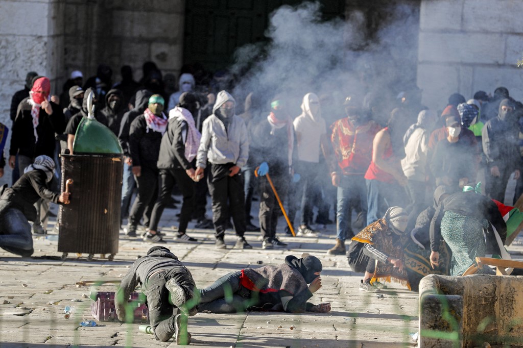 Palestinian demonstrators clash with Israeli police at Jerusalemu00e2u20acu2122s Al-Aqsa mosque compound on April 15, 2022. u00e2u20acu201d AFP pic