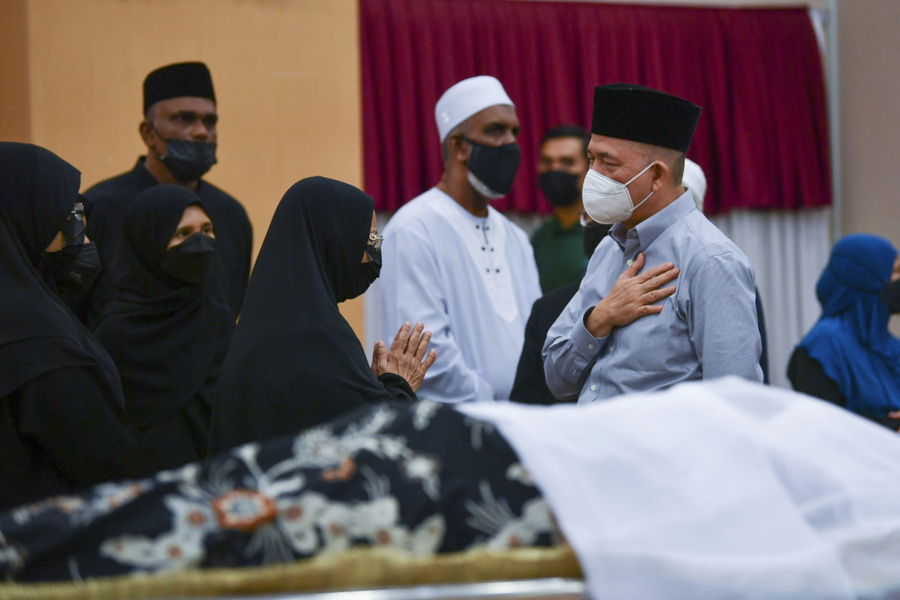 Senior Works Minister Datuk Seri Fadillah Yusof delivers his condolences to Puan Sri Rohani Abdullah, the wife of the late Tan Sri Ali Hamsa, at the Sheikh Daud Al-Fathoni Hall, Tuanku Mizan Zainal Abidin Mosque in Putrajaya, April 25, 2022. u00e2u20acu201d Bernama p