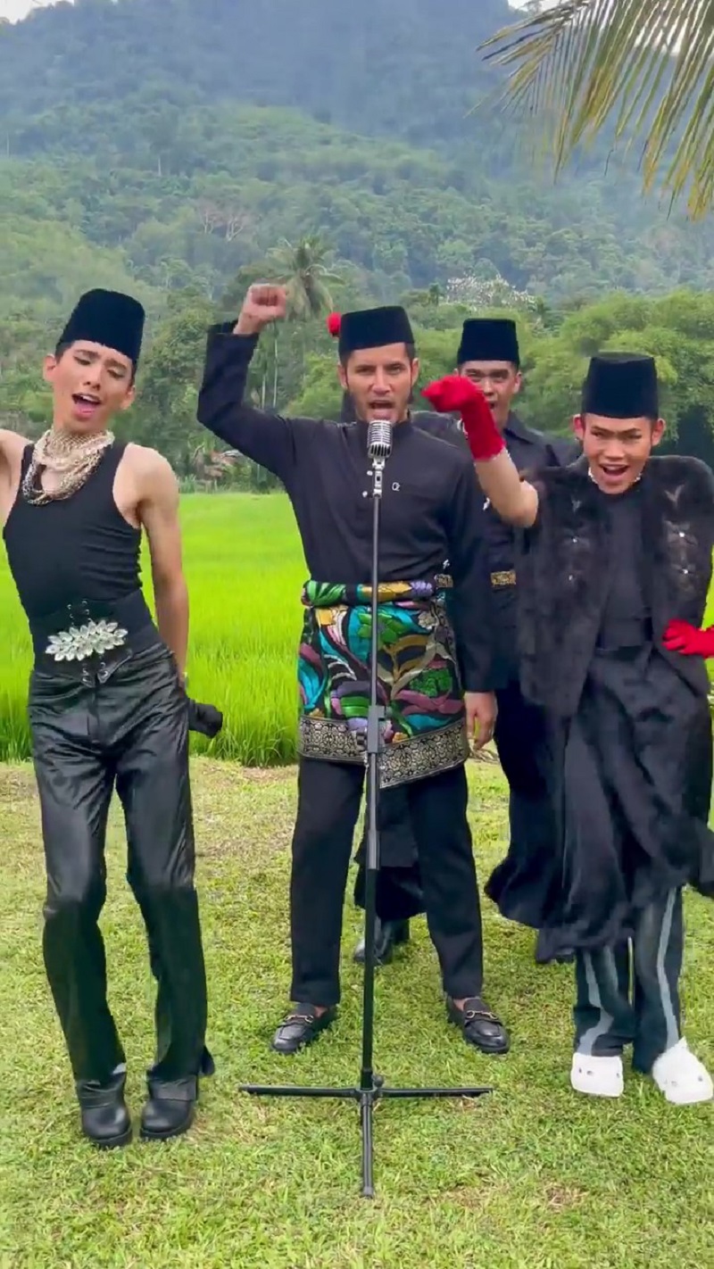 Social media users did not approve of the music video. ― Screenshot via YouTube/Rusa Music