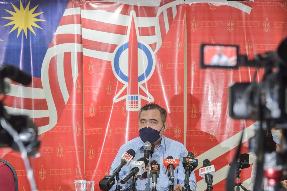 DAP secretary general Anthony Loke speaks during a press conference Petaling Jaya April 14,2022. u00e2u20acu201d Picture by Miera Zulyana
