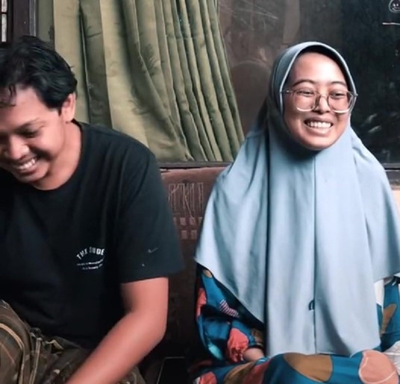 The happy couple prior to Anggun’s illness. ― Picture via TikTok/ Baskoro Wicaksono Martowidjojo