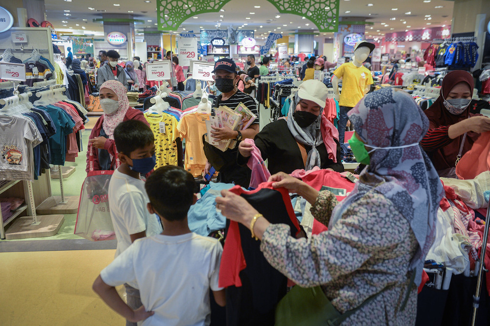 People are seen wearing masks as they go shopping in conjunction with Hari Raya Aidifitri at a mall in Kuala Lumpur April 30, 2022. u00e2u20acu201d Bernama pic