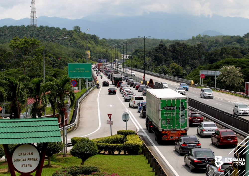 Heavy traffic heading north is seen at the PLUS Highway at the Dataran Sungai Perak R&R in Kuala Kangsar April 30, 2022. — Picture via Twitter/Bernama