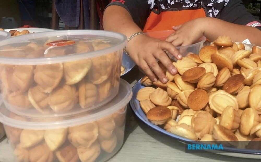 The reopening of the land border between Malaysia and Singapore since April 1 has provided much-needed relief to many parties, especially traders selling Aidilfitri necessities around the city. u00e2u20acu201d Picture via Twitter/Bernama