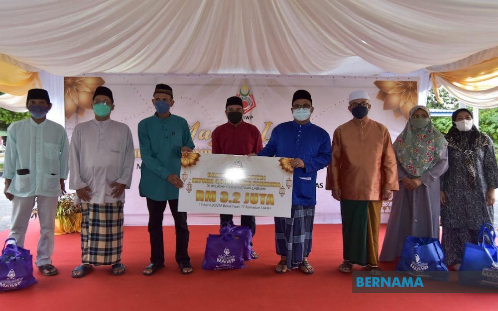 Some 4,000 asnaf individuals received Aidilftri aid of RM800 each from the Federal Territories Islamic Religious Council (MAIWP) involving a total allocation of RM3.2 million. u00e2u20acu201d Picture via Twitter/Bernama