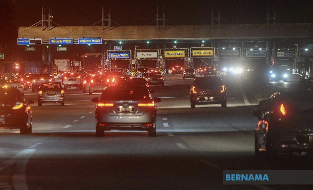 Vehicles are seen heading towards a toll plaza. u00e2u20acu201d Picture via Twitter/Bernama
