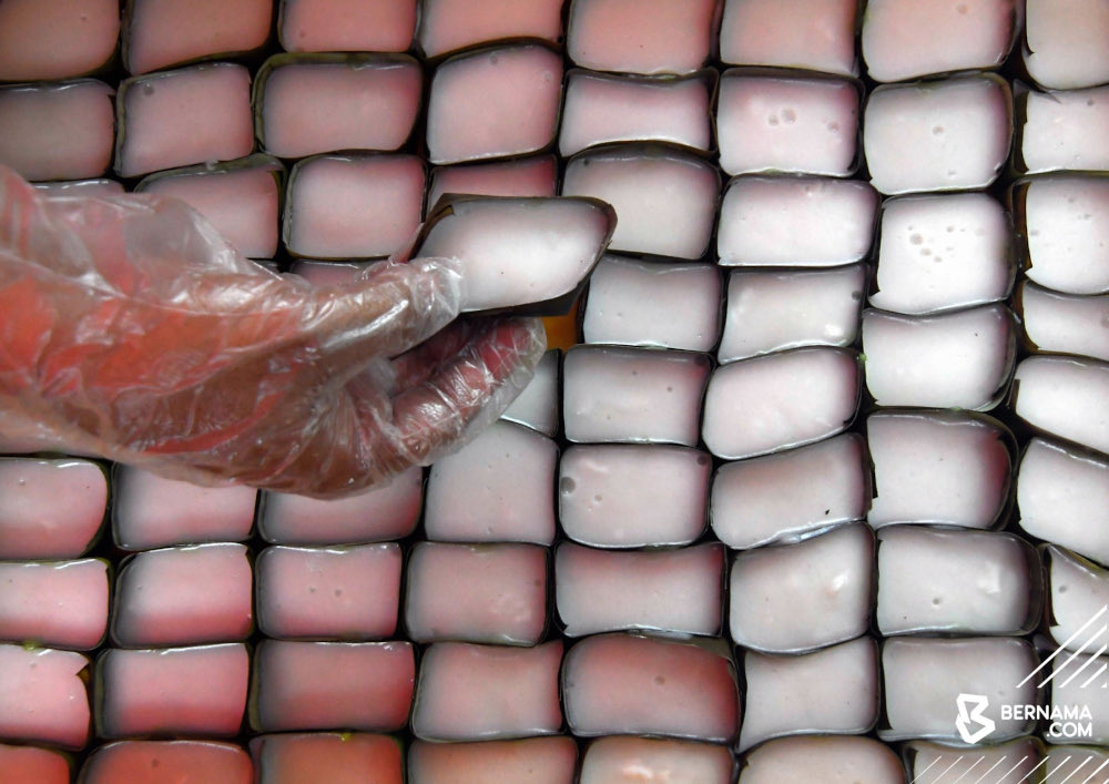 A vendor selling tepung pelita, also known as kuih sampan, at a Ramadan bazaar. u00e2u20acu201d Picture via Twitter/Bernama