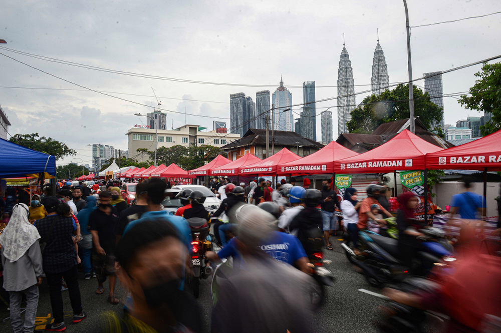 People buying food for breaking fast at the Ramadan bazaar in Kampung Baru, Kuala Lumpur April 3, 2022. u00e2u20acu201d Bernama pic