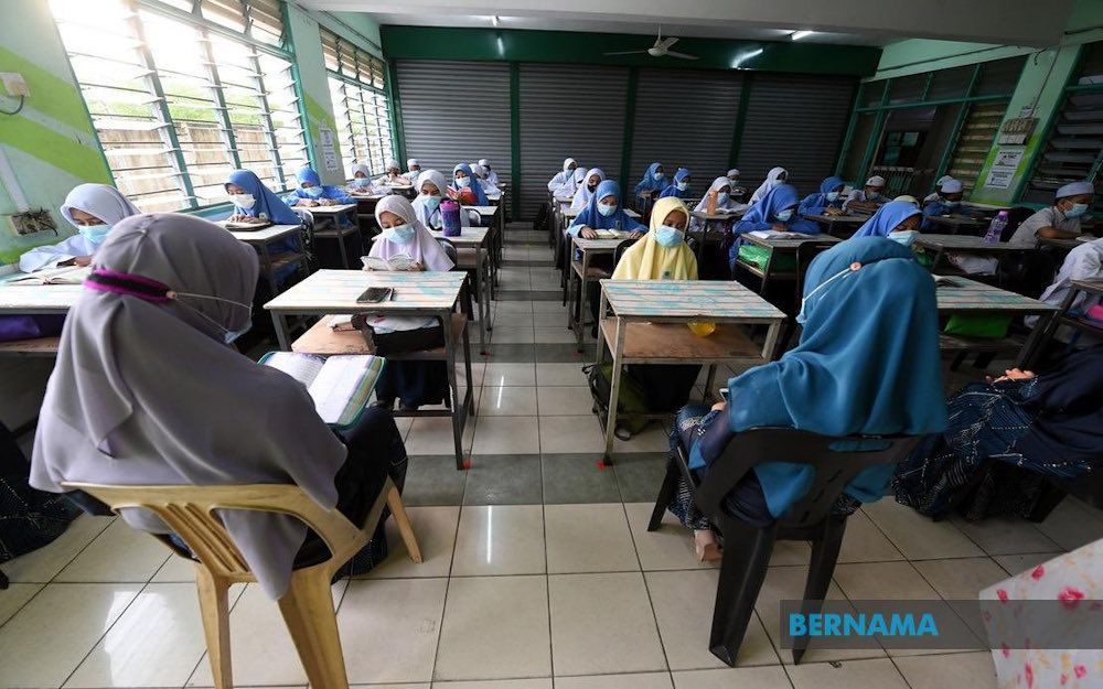A total of 2,060,997 secondary school students nationwide began face-to-face lessons on April 4, 2022 after undergoing home-based teaching and learning (PdPR) for two weeks from March 21. u00e2u20acu201d Picture via Twitter/Bernama