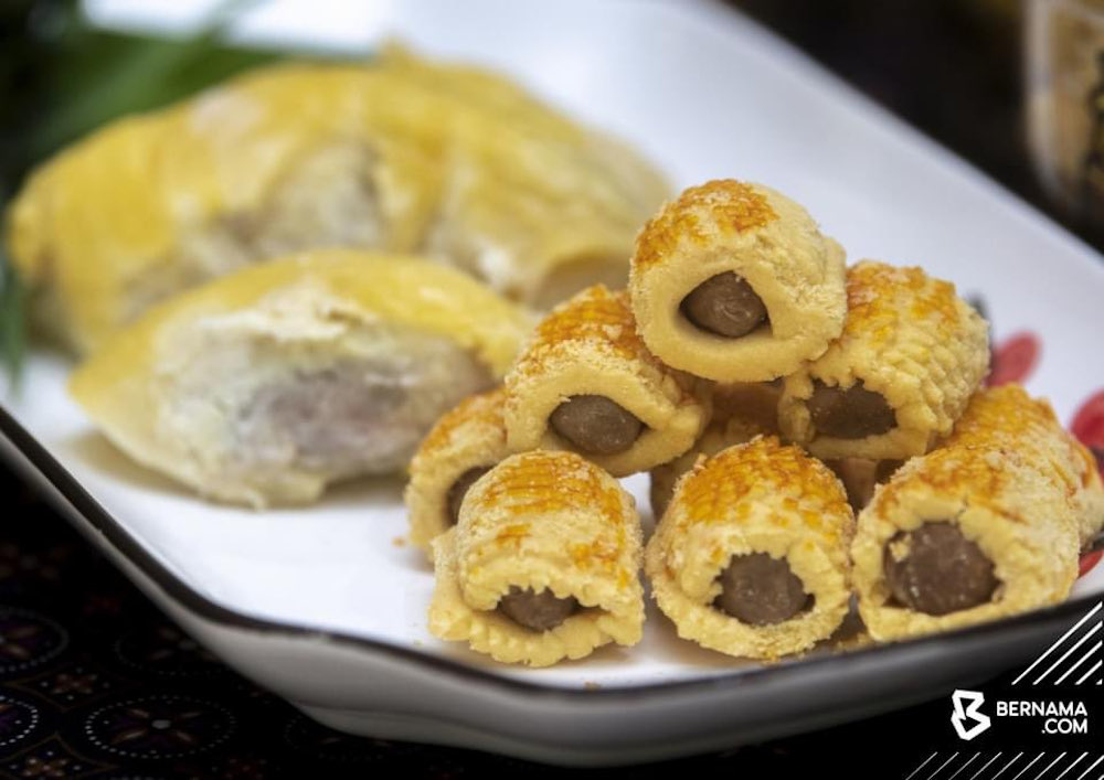 Malaysian entrepreneur Siti Khairunnisa Che Rahim never thought that changing the usual pineapple tart filling to durian cream filling since a year ago would be a money spinner. u00e2u20acu201d Picture via Twitter/Bernama