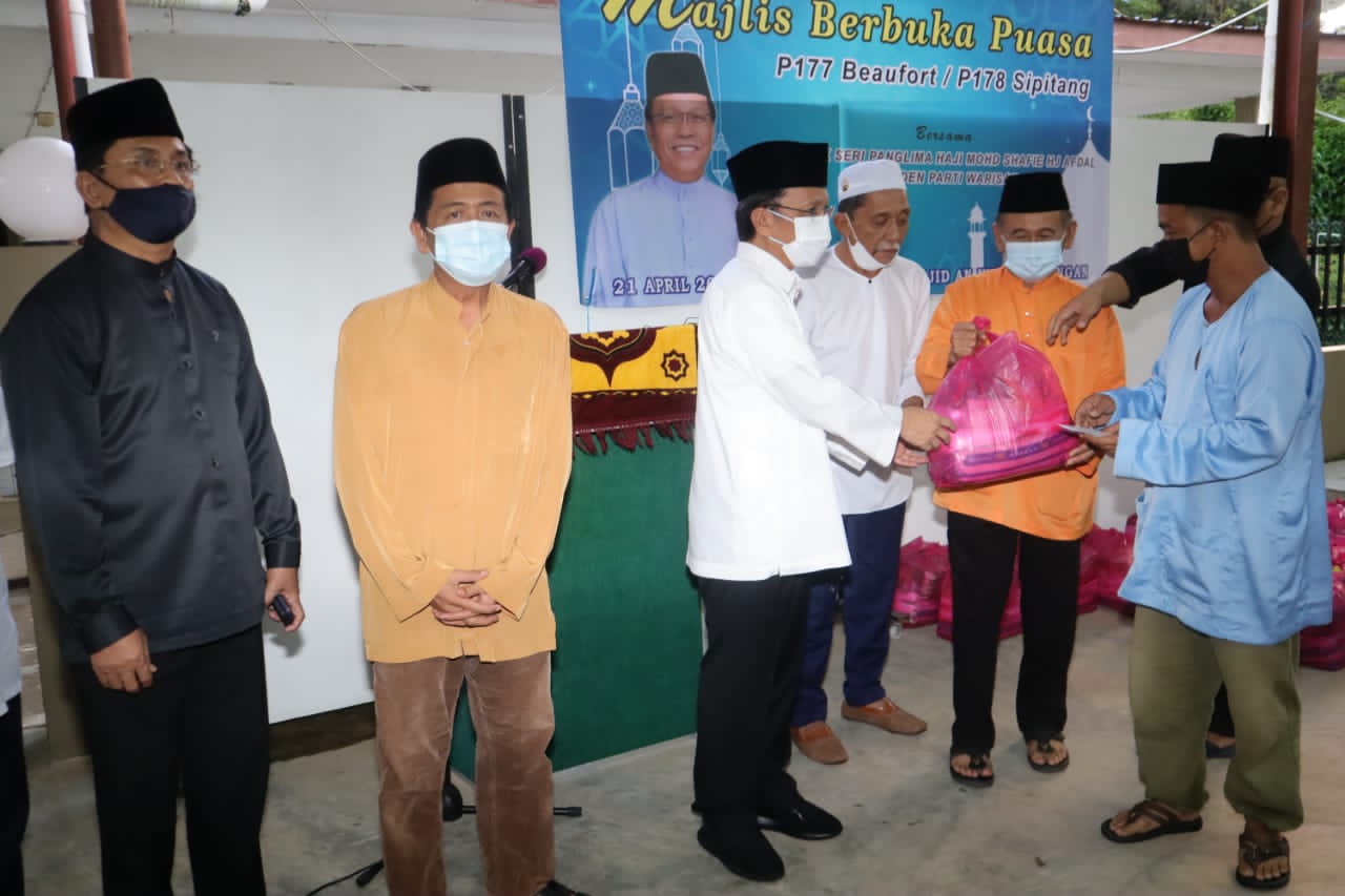 Warisan president Datuk Seri Panglima Mohd Shafie Apdal (third, left) presenting aid at the Beaufort and Sipitang fast breaking ceremony. u00e2u20acu2022 Borneo Post pic