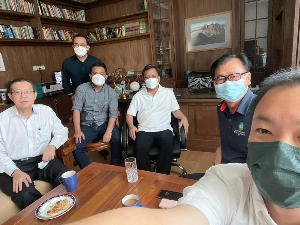 Kota Kinabalu MP Chan Foong Hin (right) shares a photo of Lim Guan Eng (left) meeting with Datuk Seri Shafie Apdal (3rd right) and DAP Sabah chairman Datuk Frankie Poon (2nd right). u00e2u20acu201d Borneo Post pic