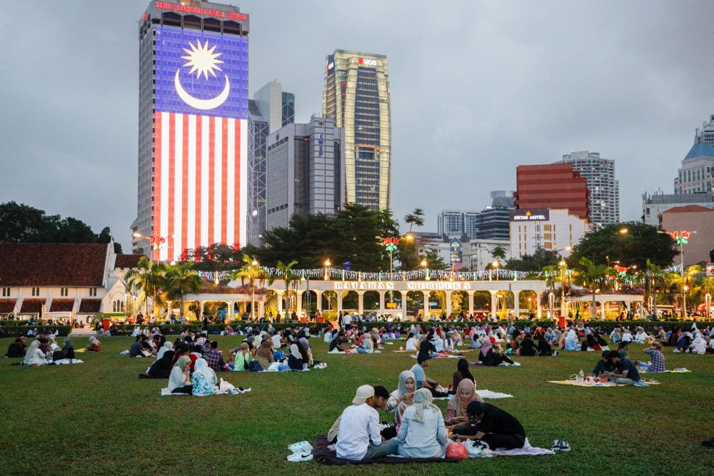 People break fast at Dataran Merdeka during the Muslim fasting month of Ramadan in Kuala Lumpur April 19, 2022. u00e2u20acu201d  Picture by Firdaus Latif