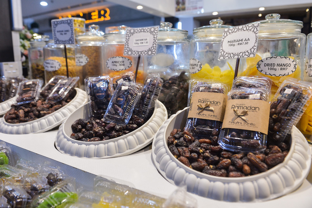 Samples of the ‘sunnah’ food hampers and gifts prepared by Adira Adipso at Rimbun Serai at SACC, Shah Alam. ― Picture by Miera Zulyana