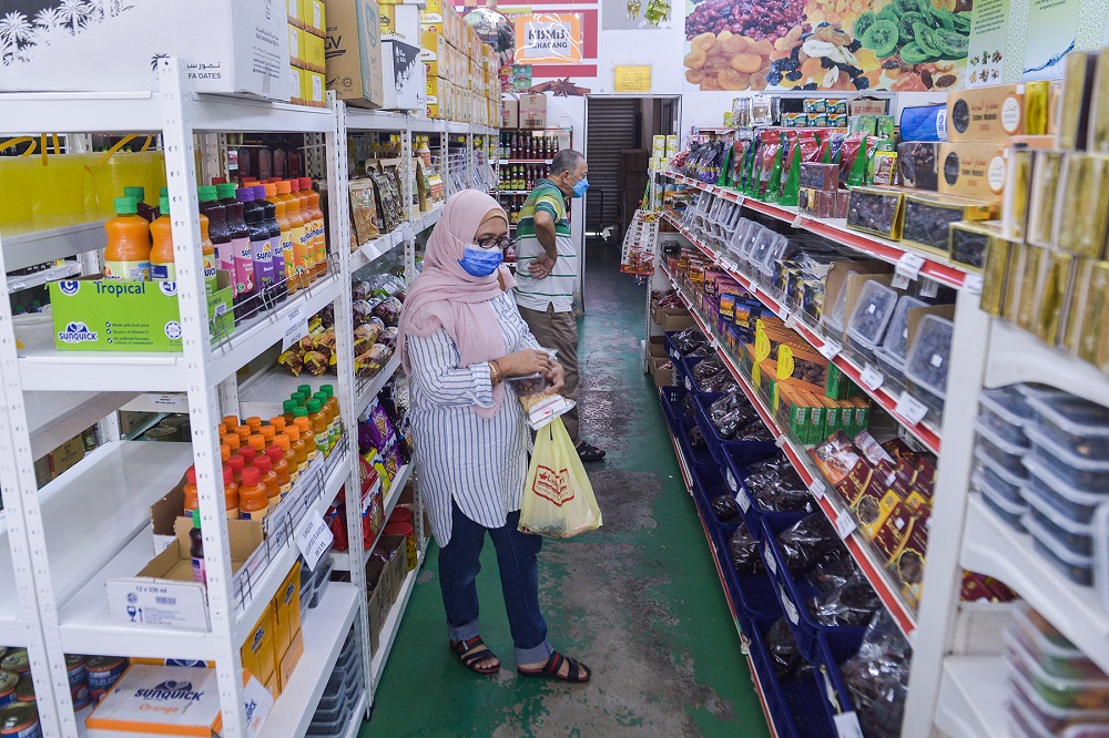 People buying dates during Ramadan at Bazaar Kurma Malik Mohd, Shah Alam. u00e2u20acu2022 Picture by Miera Zulyana