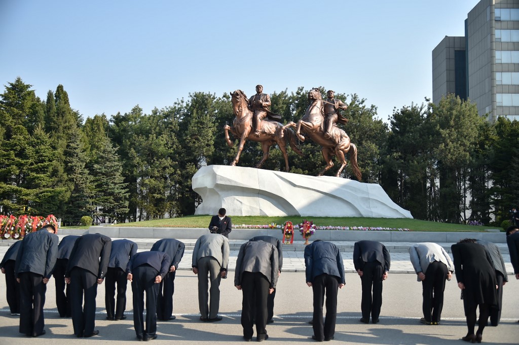 People bow before the statues of late North Korean leaders Kim Il Sung and Kim Jong Il at the Mansudae Art Studio, as part of celebrations marking the 110th anniversary of the birth of Kim Il Sung, known as the u00e2u20acu02dcDay of the Sunu00e2u20acu2122, in Pyongyang on April 