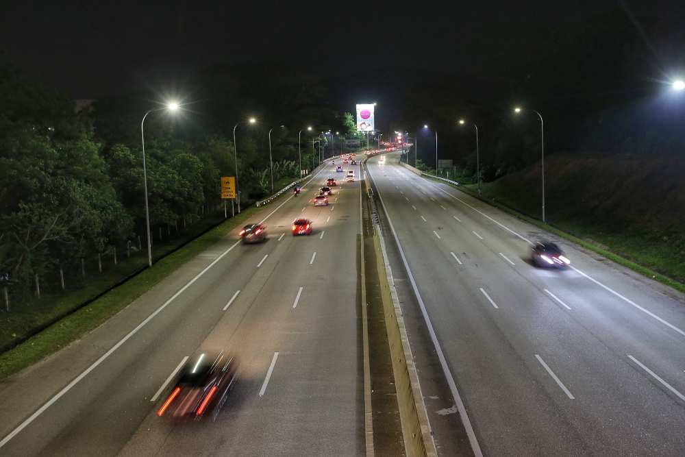 Traffic flow at the Gombak toll plaza heading to the East Coast is smooth and under control tonight, April 29, 2022. u00e2u20acu201d Ahmad Zamzahuri 