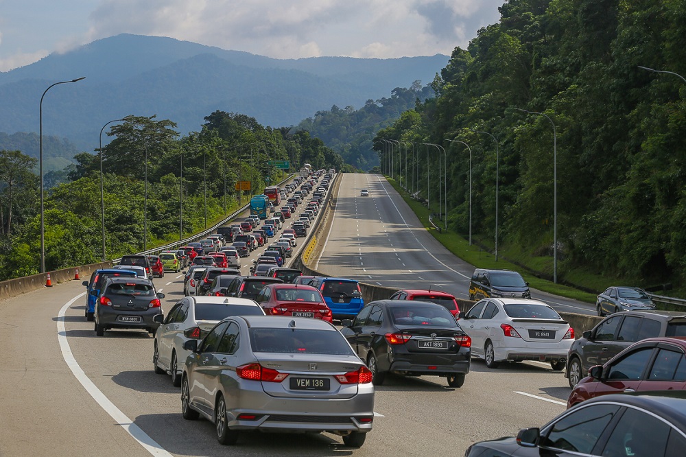 Heavy traffic at the Gombak toll plaza heading to the East Coast this morning, April 30, 2022. u00e2u20acu2022  Picture by Yusof Mat Isa