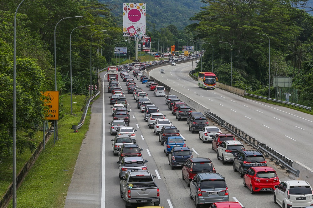 Heavy traffic is seen at the Gombak toll plaza heading to the East Coast this morning, April 30, 2022. u00e2u20acu2022  Picture by Yusof Mat Isa