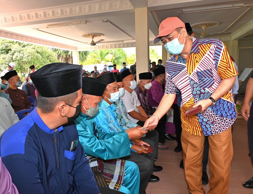 Sabah Chief Minister Datuk Seri Hajiji Noor presents Ramadan and Aidilfitri aid to 180 recipients in Tuaran April 22, 2022. u00e2u20acu2022 Bernama pic