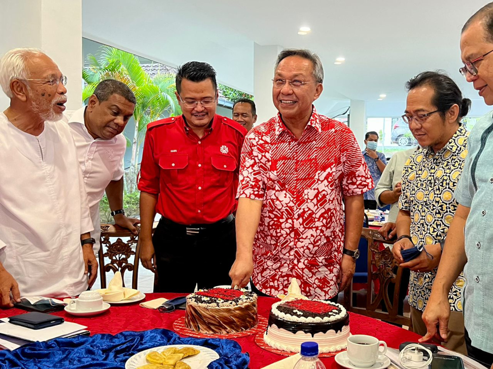 Johor Umno chief Datuk Hasni Mohammad (4th from left) celebrating his belated birthday after he chaired the partyu00e2u20acu2122s state liaison committee meeting in Johor Baru, April 1, 2022. u00e2u20acu201d Picture by Ben Tan