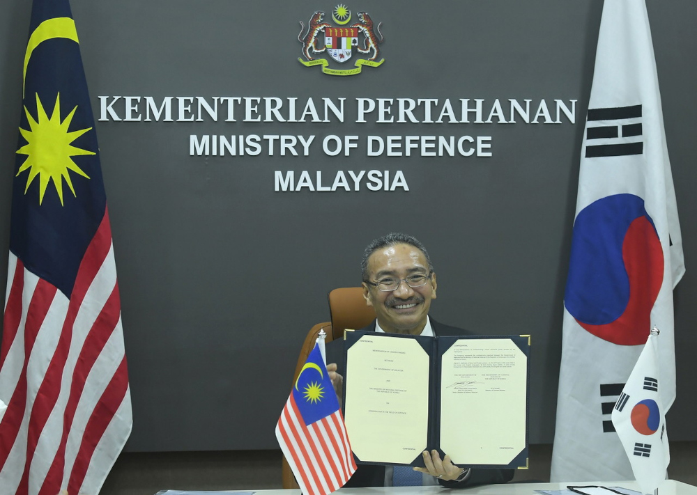 Senior Defence Minister Datuk Seri Hishammuddin Hussein with the MoU signed with South Korean National Defence Minister Suh Wook at Wisma Pertahanan, April 27, 2022. u00e2u20acu201d Bernama pic 