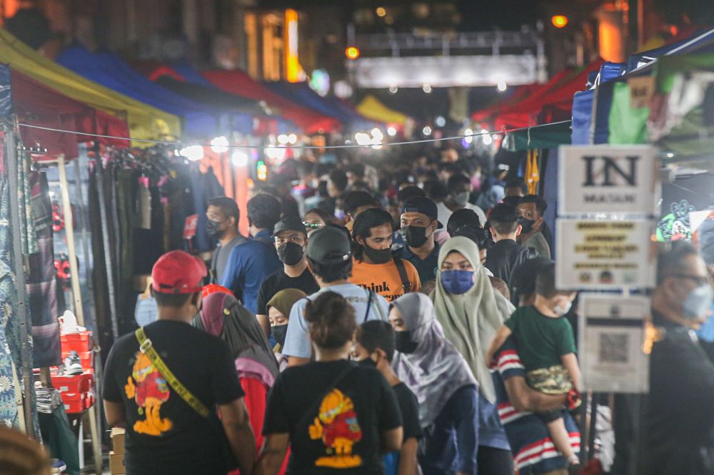 People wearing face masks throng the Gerbang Malam night market in Ipoh 26, 2022. u00e2u20acu201d Picture by Farhan Najib