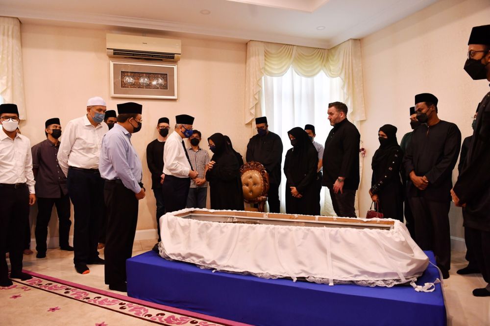 Prime Minister Datuk Seri Ismail Sabri (centre, in white) speaks to family members of the late Tan Sri Ali Hamsa in Putrajaya April 24, 2022. u00e2u20acu201d Bernama pic