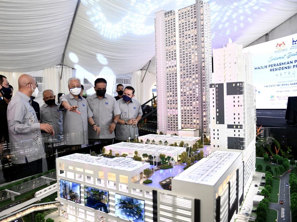 Prime Minister Datuk Seri Ismail Sabri Yaakob (centre) looks at a replica of the PR1MA Astrum Ampang housing project in Kuala Lumpur April 29, 2022. u00e2u20acu201d Bernama pic