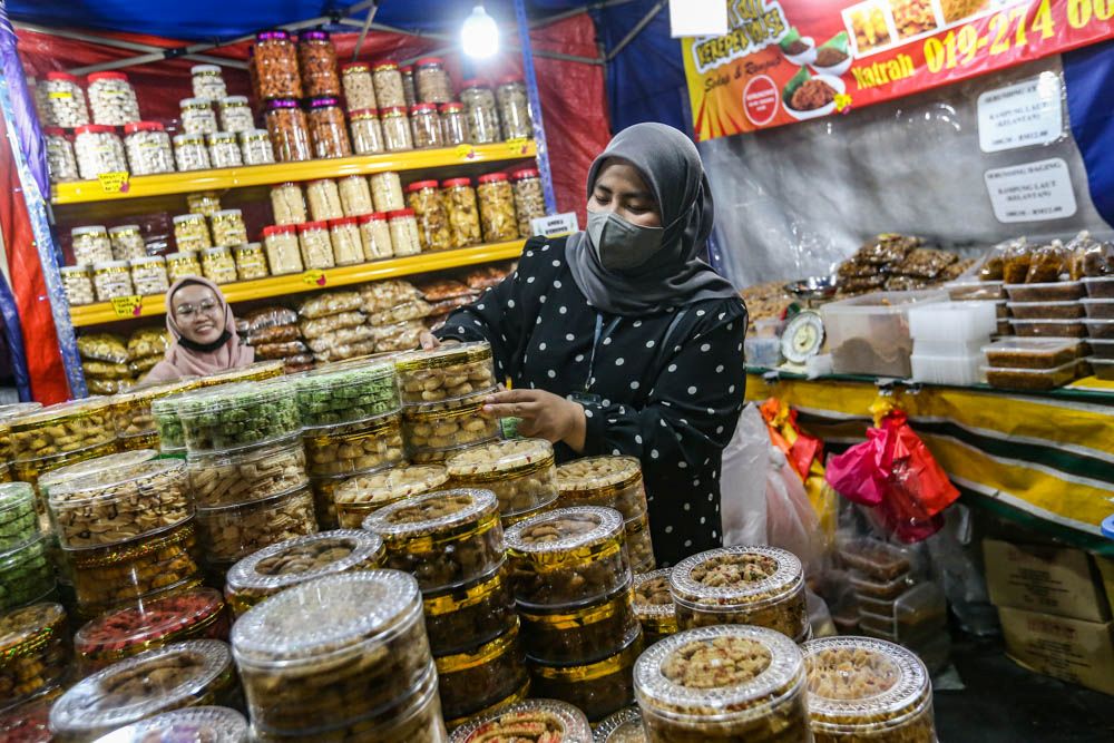 Natrah Kerepek House’s Fatin Farhanah Ahmad Jamili, 28, speaks to Malay Mail during an interview on Jalan Tuanku Abdul Rahman, Kuala Lumpur April 27, 2022. — Picture by Hari Anggara