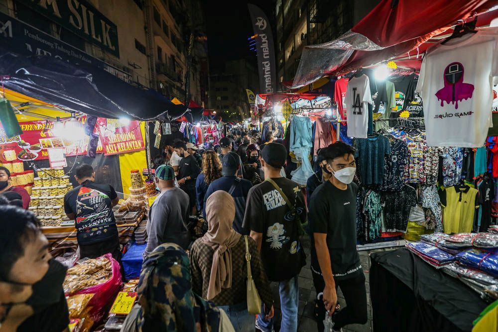People throng the Aidilfitri Bazaar on Jalan Tuanku Abdul Rahman, Kuala Lumpur April 27, 2022. u00e2u20acu201d Picture by Hari Anggara