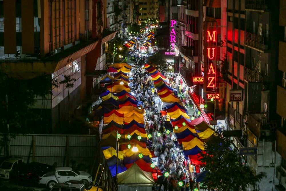 A crowd is seen at the Aidilfitri Bazaar on Jalan Tuanku Abdul Rahman, Kuala Lumpur April 27, 2022. — Picture by Hari Anggara