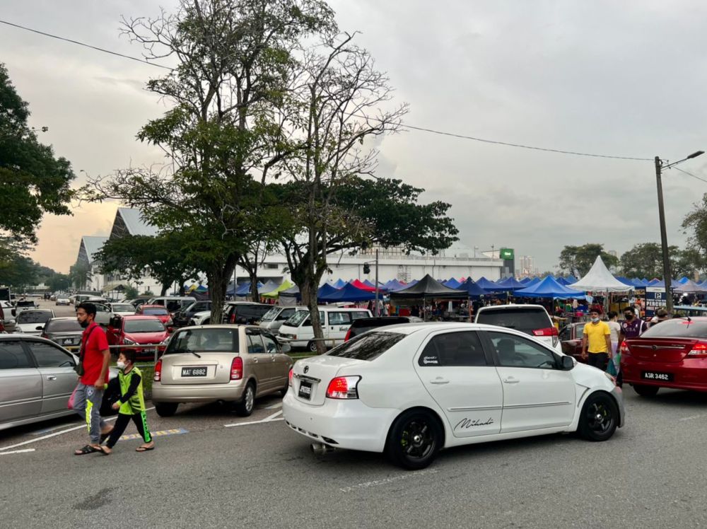 The Taman Perling Ramadan Bazaar in Peeling Mall’s parking lot used to be popular with Singaporeans.  — Picture by Ben Tan