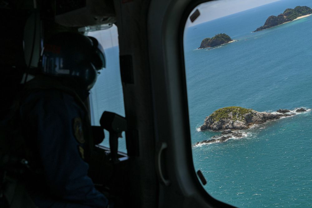 Johor MMEA personnel scour the vicinity of Pulau Sibu in their search for three missing foreign divers off Mersing waters April 8, 2022. u00e2u20acu201d Bernama pic
