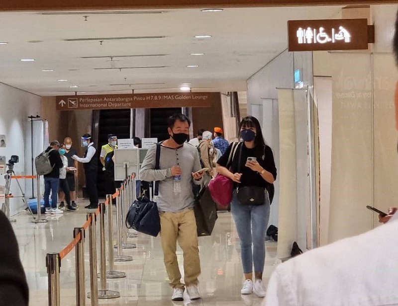 Passengers from Singapore arriving at the international arrivals gate. u00e2u20acu201d Borneo Post Online pic