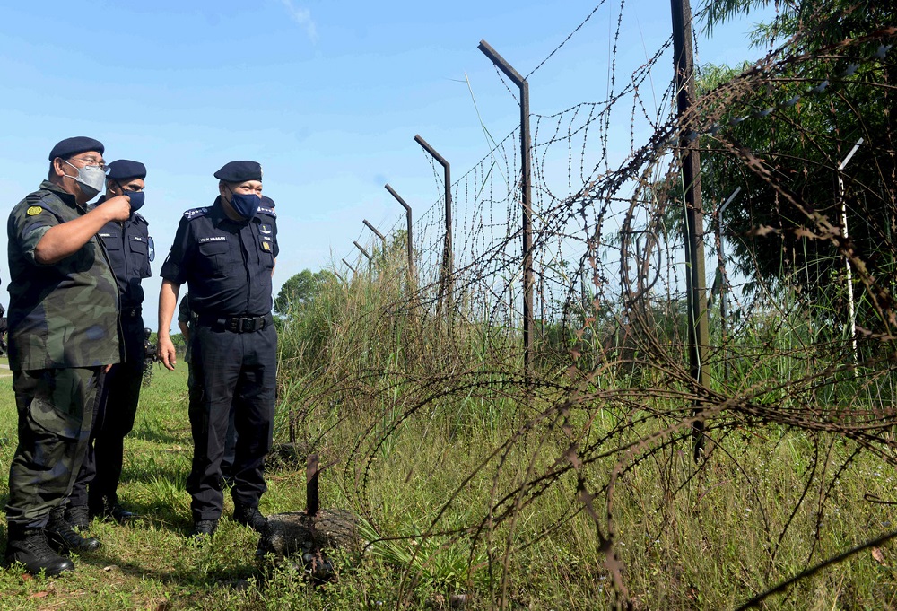 Kedah police chief CP Wan Hassan Wan Ahmad visiting the Bukit Kayu Hitam General Operations Force (GOF) Tactical Headquarters (MARTAK), April 29, 2022. u00e2u20acu2022 Bernama pic