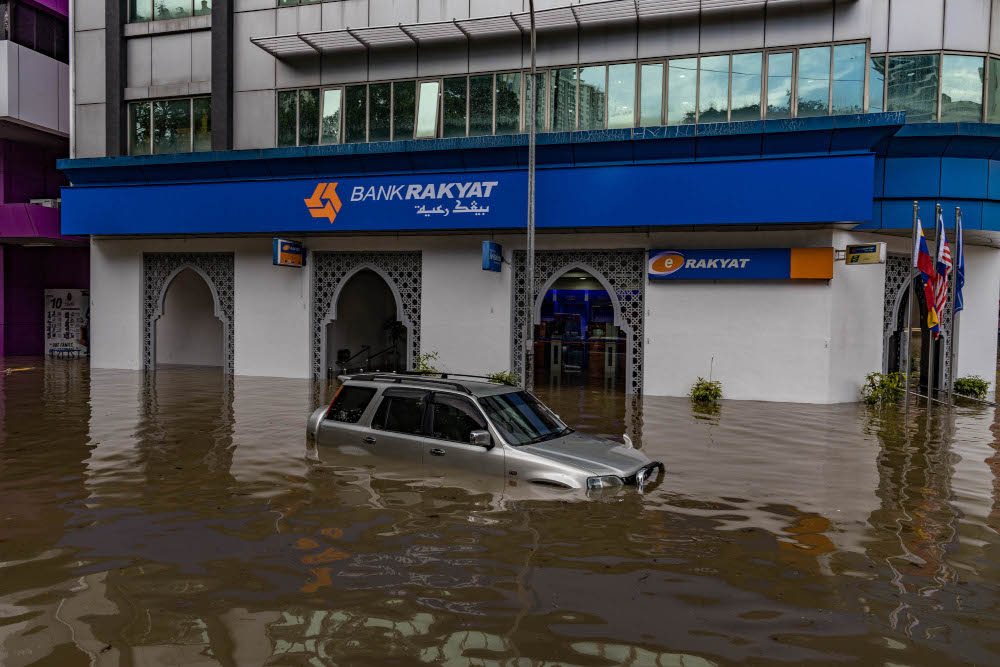 DBKL said at least 11 roads have been affected by the flood namely Jalan Kuching, Jalan Tuanku Abdul Halim, Jalan Semantan, Pintasan Segambut, Jalan Segambut, Jalan Kinabalu (Bulatan Merdeka), Jalan Changkat Thambi Dollah, Lebuhraya Sultan Iskandar, Jalan Travers, Bulatan Dato Onn, and Jalan Melaka. — Picture by Firdaus Latif