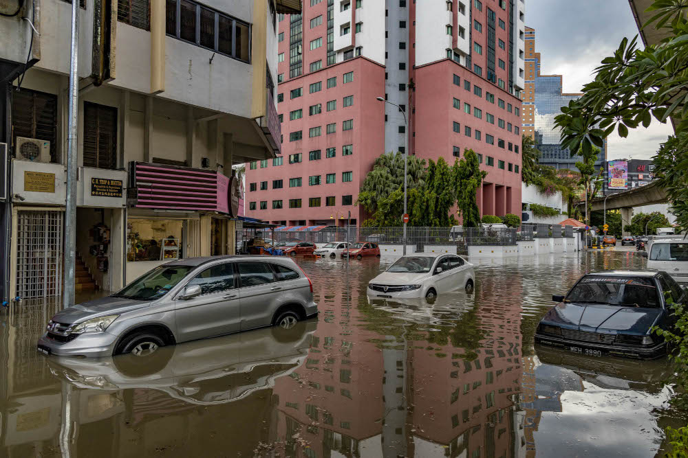 A general view of the flash flood at Jalan Sultan Azlan Shah after heavy rain in Kuala Lumpur April 25, 2022. u00e2u20acu201d Picture by Firdaus Latif