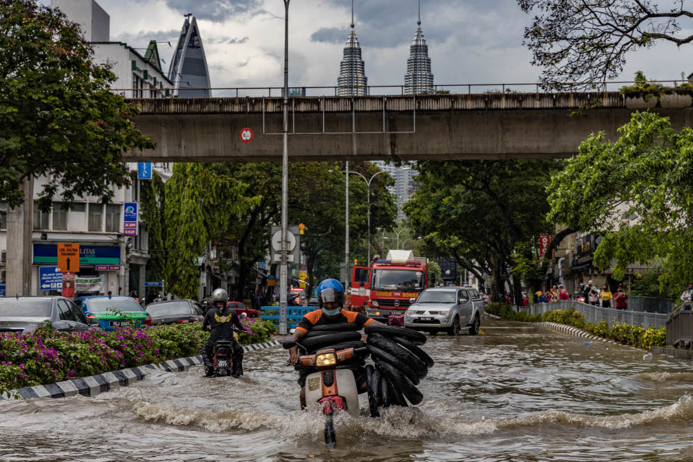 A general view of the flash flood at Jalan Sultan Azlan Shah after heavy rain in Kuala Lumpur April 25, 2022. u00e2u20acu201d Picture by Firdaus Latif