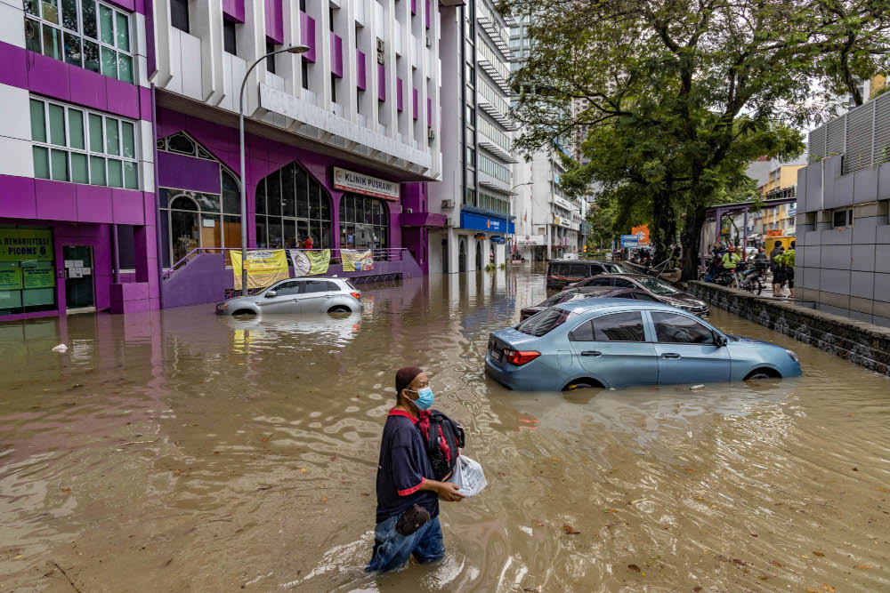 A general view of the flash flood at Jalan Sultan Azlan Shah after heavy rain in Kuala Lumpur April 25, 2022. u00e2u20acu201d Picture by Firdaus Latif