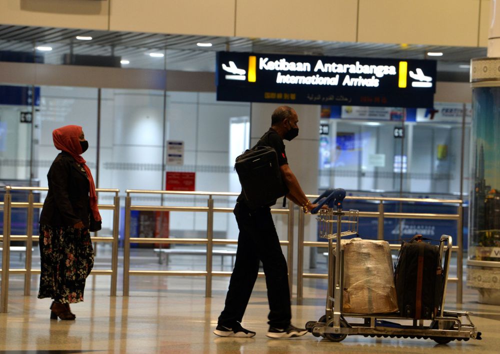Travellers from abroad are pictured at the KLIA arrival hall in Sepang April 1, 2022. u00e2u20acu201d Bernama pic