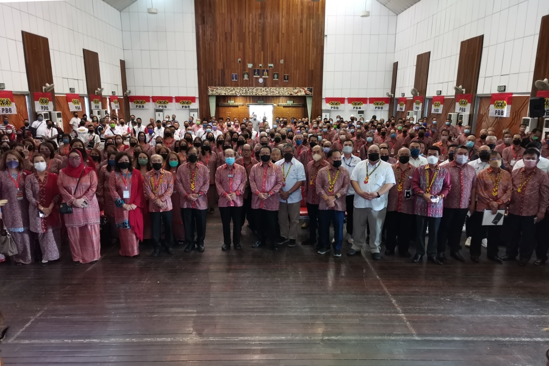 (From 5th left) Datuk Gerald Rentap Jabu, Jefferson Jamit, Datuk Douglas Uggah, Datuk Seri Alexander Nanta Linggi, Wilson Nyabong, Lidam Assan and others in a photo call after the conference April 30, 2022. u00e2u20acu201d Borneo Post pic