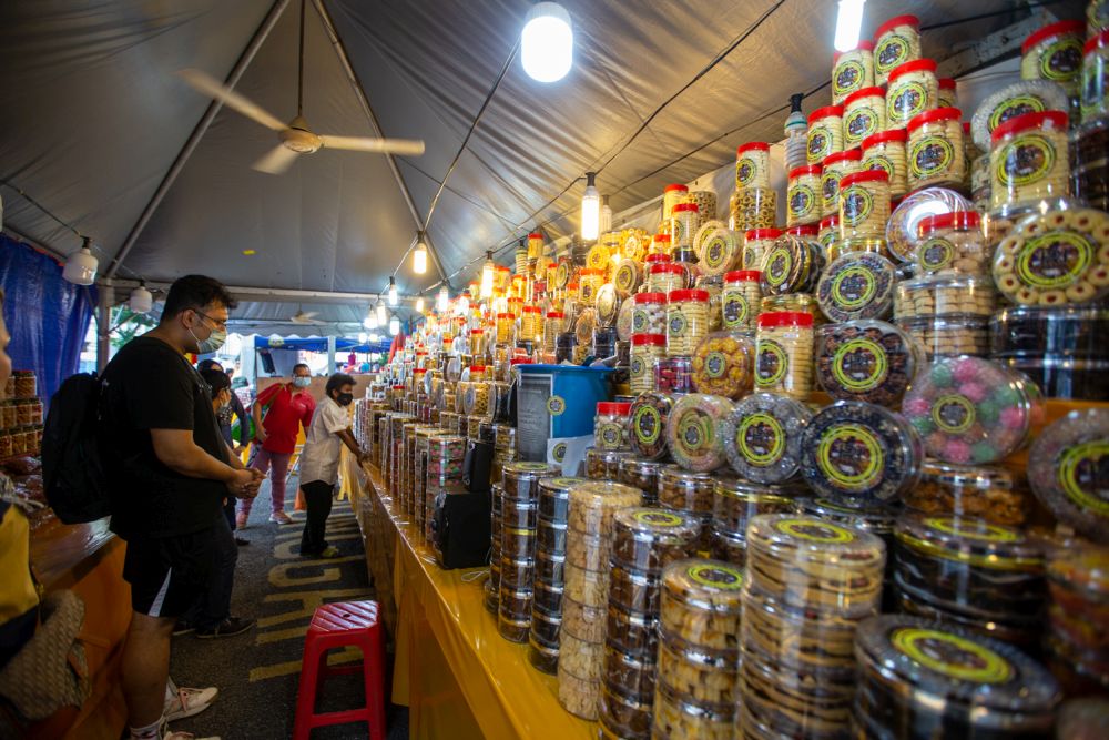 People shop for biscuits and cookies on Jalan Tunku Abdul Rahman ahead of Hari Raya celebrations April 24, 2022. u00e2u20acu201d Picture by Devan Manuel