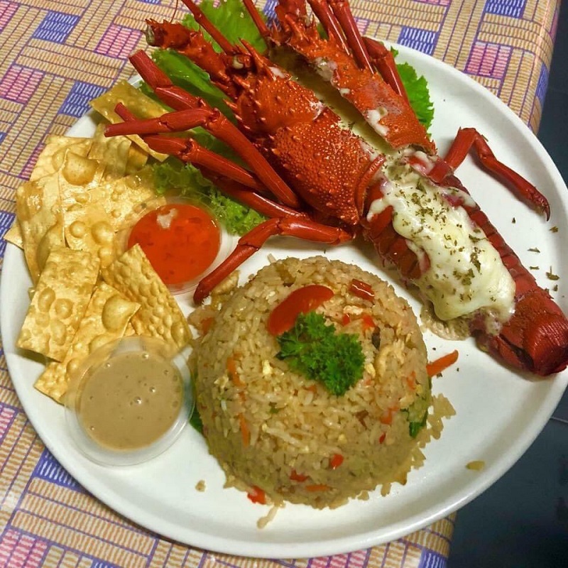 The woman was criticised for showing off at a time when many Malaysians are facing economic hardship. u00e2u20acu2022 Picture via Twitter/@cikgusuraya_ch