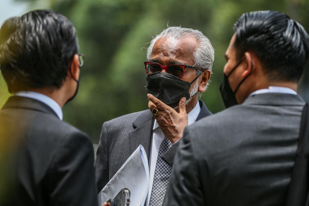 Lawyer Tan Sri Muhammad Shafee Abdullah (centre) at the Kuala Lumpur High Court Complex April 20, 2022. — Picture by Hari Anggara