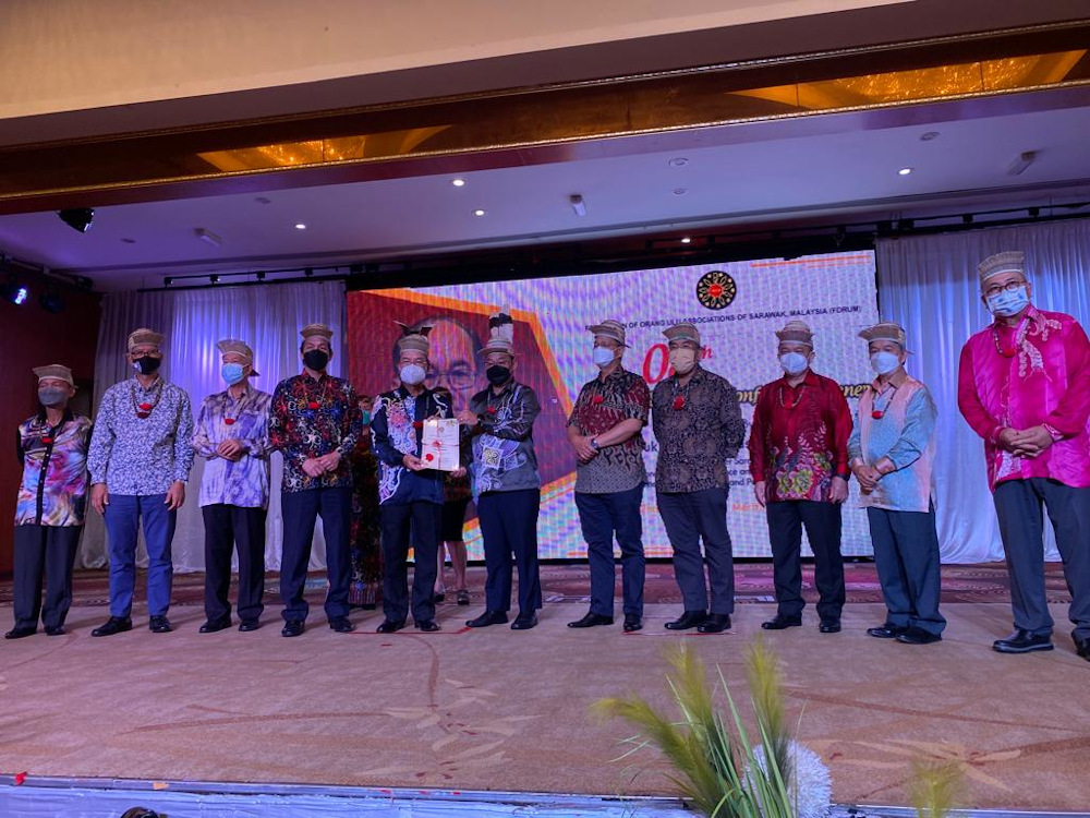 Datuk Gerawat Gala (5th left) presenting a certificate of exco-committee appointment to Kennedy Chukpai Ugon while Dennis Ngau (4th left), Adam Yii (right), Paulus Palu Gumbang (2nd right), Datuk Sebastian Ting (3rd left) look on. u00e2u20acu201d Borneo Post pic