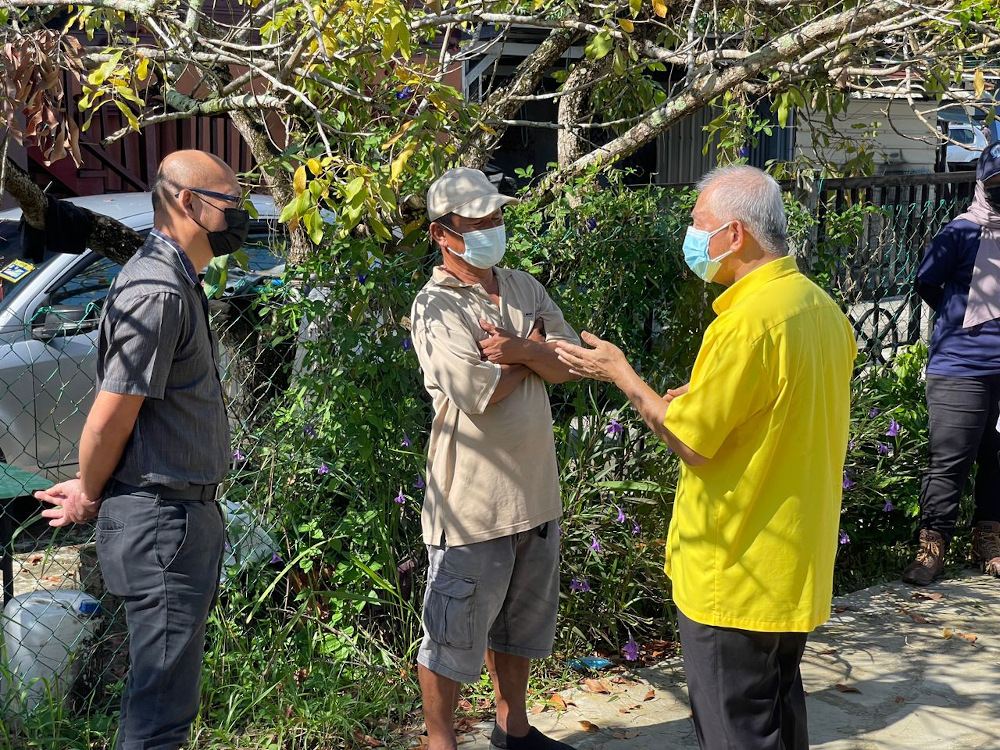 Piasau assemblyman Datuk Sebastian Ting (right) speaking to a resident when inspecting the drainage upgrading project at Luak 1E April 4, 2022. u00e2u20acu201d Borneo Post pic